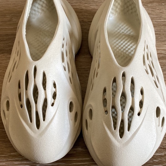 Yeezy Sandy Foams. Worn once , Goat Verified, tags and box included. - Picture 4 of 6
